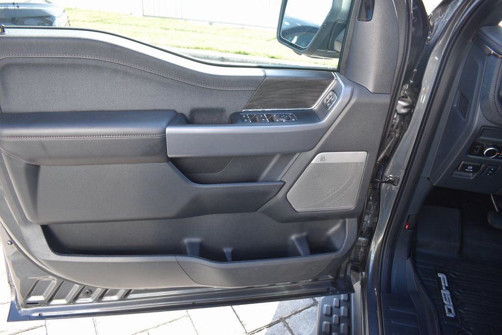 2025 Ford F-150 Lightning Lariat